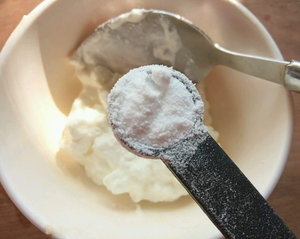 Eggless Strawberry Cake : An eggless strawberry cake with fresh strawberries. This cake is moist, soft and has an amazing taste of real strawberries! #egglesscakes #egglessbaking