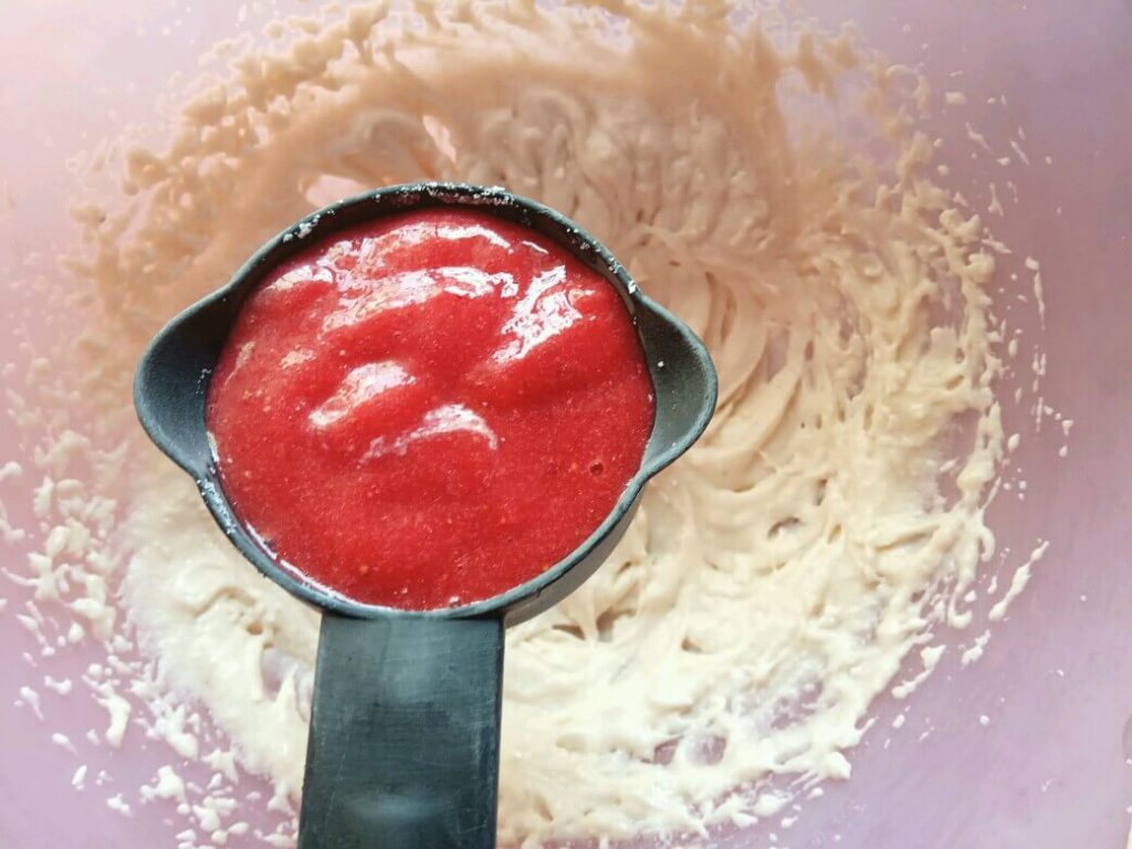 Eggless Strawberry Cake : An eggless strawberry cake with fresh strawberries. This cake is moist, soft and has an amazing taste of real strawberries! #egglesscakes #egglessbaking