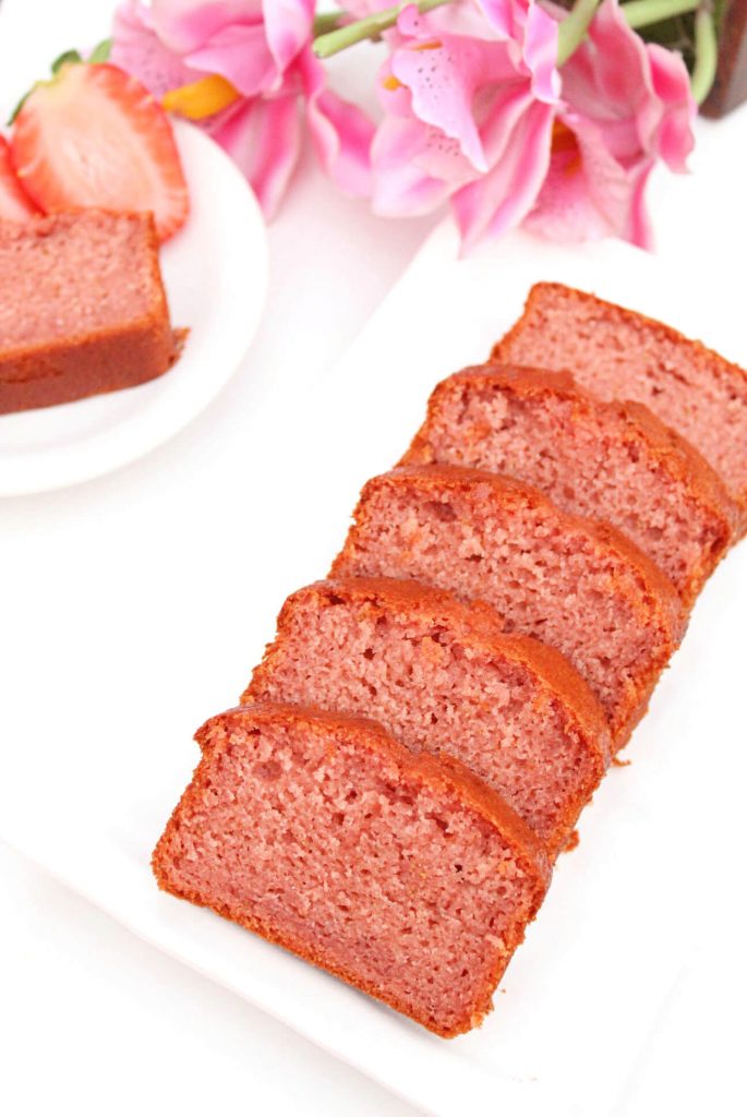 Eggless Strawberry Cake : An eggless strawberry cake with fresh strawberries. This cake is moist, soft and has an amazing taste of real strawberries! #egglesscakes #egglessbaking