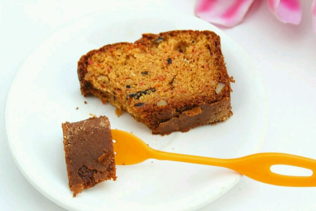 Eggless Whole Wheat Carrot Cake : Easy & Simple whole wheat cake! This carrot cake is soft, super moist and full of flavor! #egglessbaking #egglesscakes 